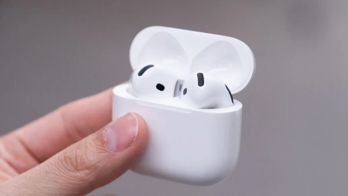 AirPods 5 piedāvā uzlabotu trokšņu slāpēšanu un maksā par 30 dolāriem mazāk