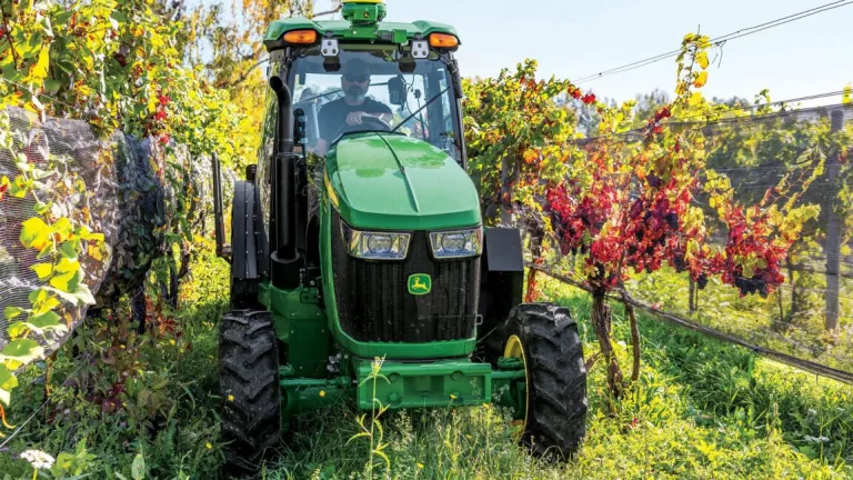 John Deere pašremonta rīks ļauj salabot traktoru, taču zemnieki tam joprojām neuzticas