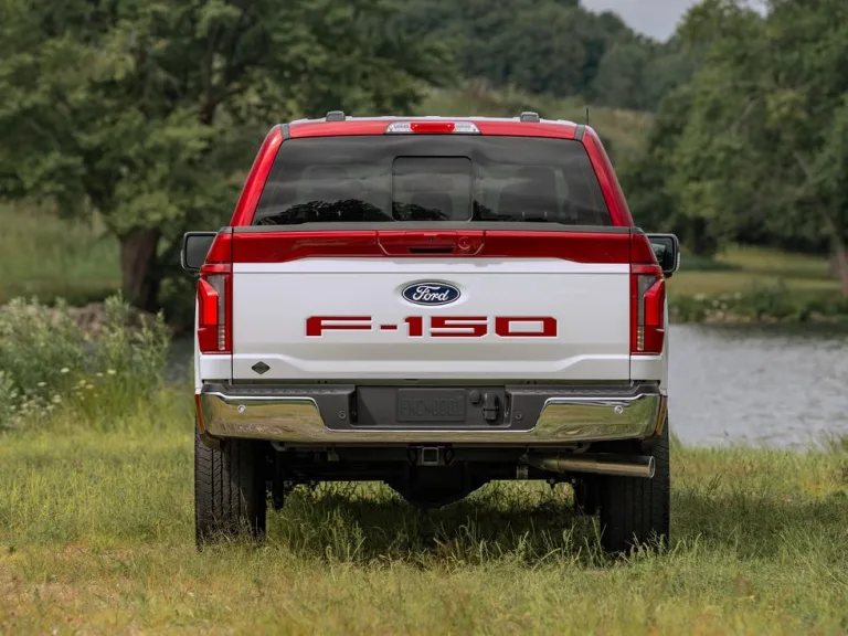 Ford 2027. gada F-150 atgriež divu toņu krāsojumu, taču ar stingriem nosacījumiem