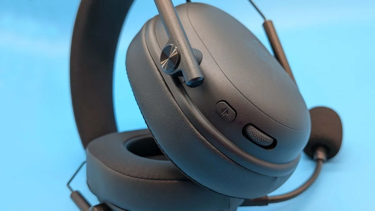 Image 33: Razer BlackShark V3 gaming headset on a blue blackground