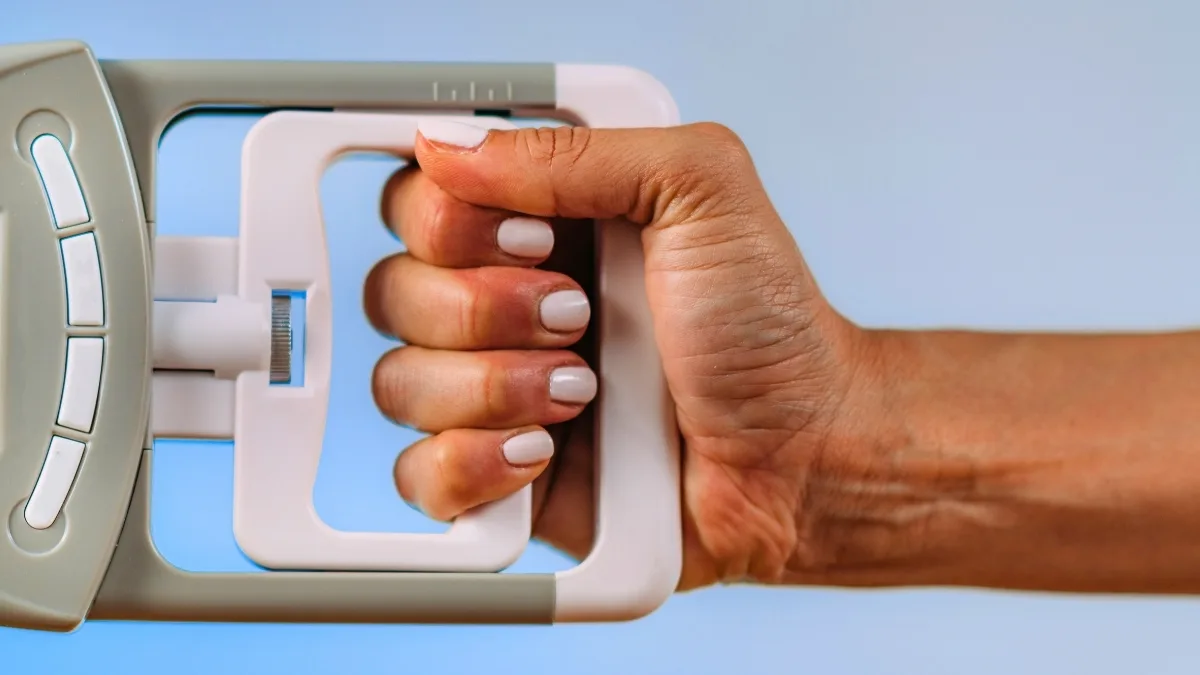 Your Grip Strength Says a Lot About How Long You Might Live (microgen/Canva)