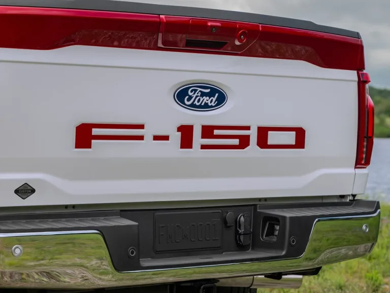 Ford 2027. gada F-150 atgriež divu toņu krāsojumu, taču ar stingriem nosacījumiem