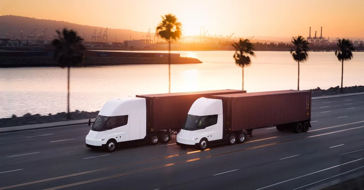Tesla beidzot sākusi Semi kravas auto sērijveida ražošanu un piegādes klientiem