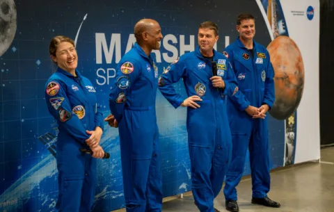 Artemis II komandieris un pilots kļūst par pirmajiem NASA astronautiem emeritiem