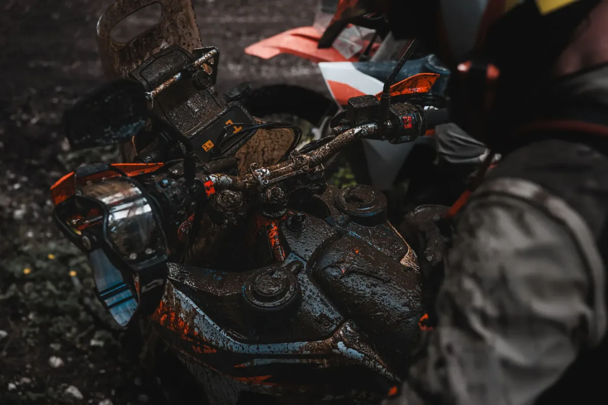 KTM atgriežas pie saknēm ar 690 Rally rallija motociklu
