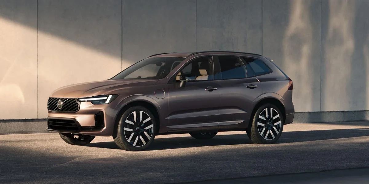2028. gada Volvo XC60 iegūst atjauninātu dizainu un būtiski lielāku elektrisko nobraukumu