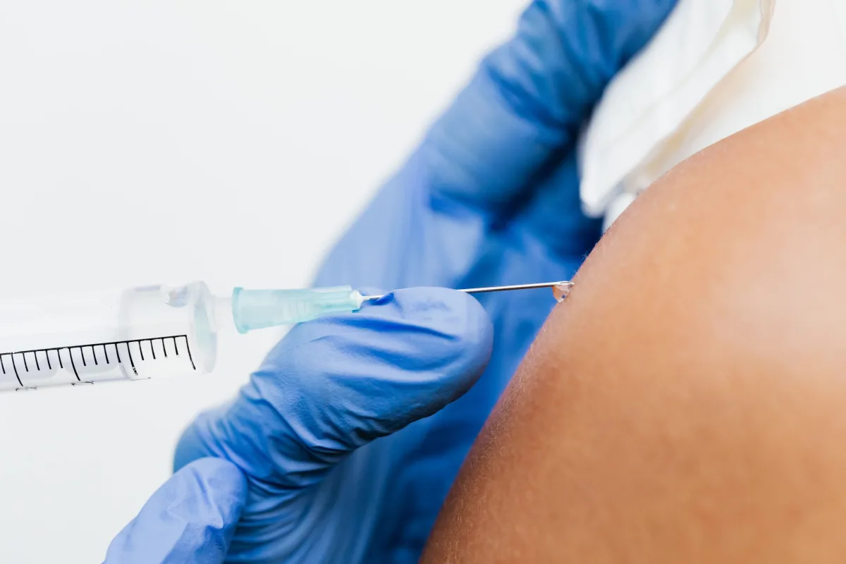 Pētījumā Āfrikā konstatēts: HIV injekcijas jauniešiem efektīvāk nomāc vīrusu nekā ikdienas tabletes