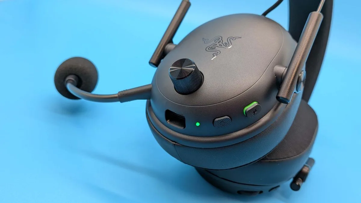 Image 32: Razer BlackShark V3 gaming headset on a blue blackground
