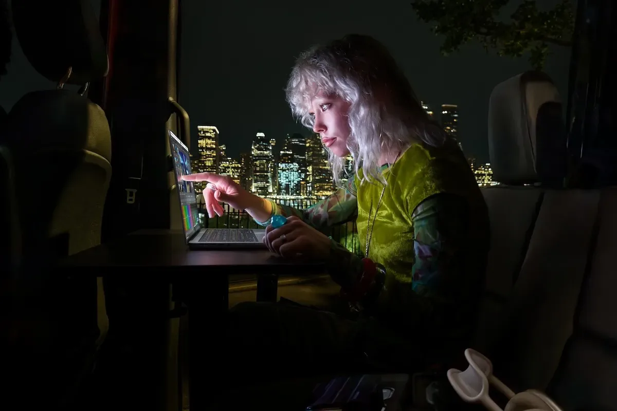 Apple skārienekrāna MacBook Pro cena sasniedz gandrīz 14 550 dolāru