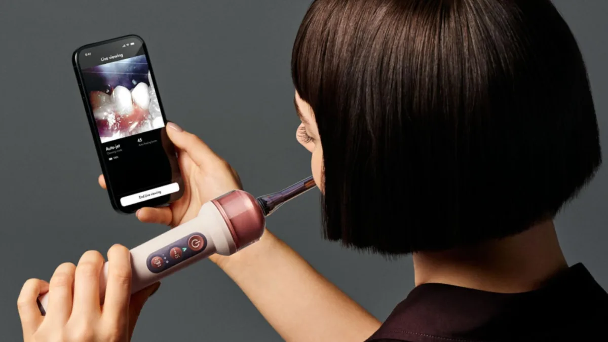 Dyson prezentē zobu birsti ar kameru un mākslīgo intelektu mutes skalošanas līdzekļa dozēšanai