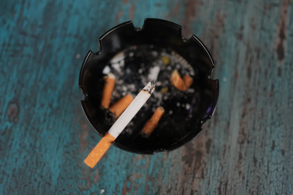 Pētījums: nikotīna e-cigaretes smēķēšanas atmešanā var būt efektīvākas par plāksteriem un košļājamo gumiju