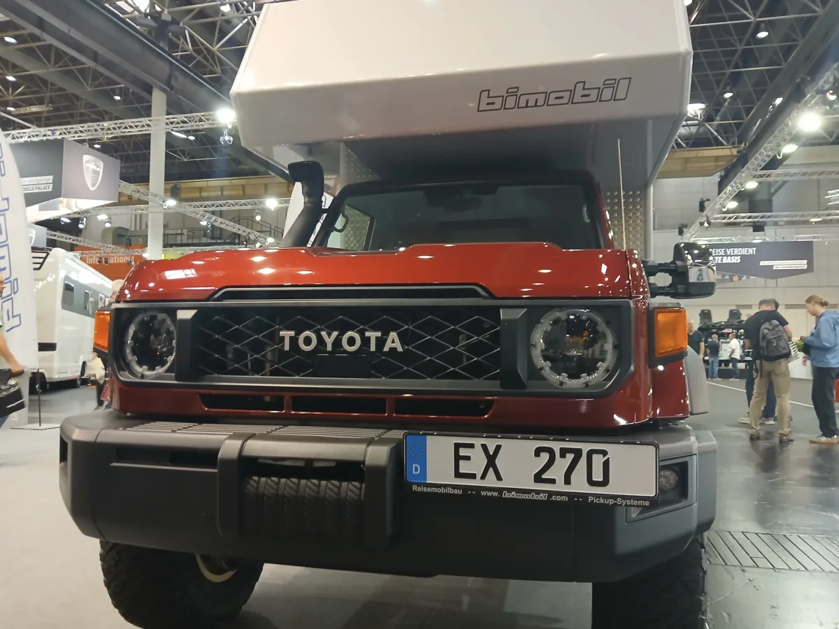 Toyota Land Cruiser bāzētais Bimobil EX 270 izceļas Diseldorfas kemperu izstādē