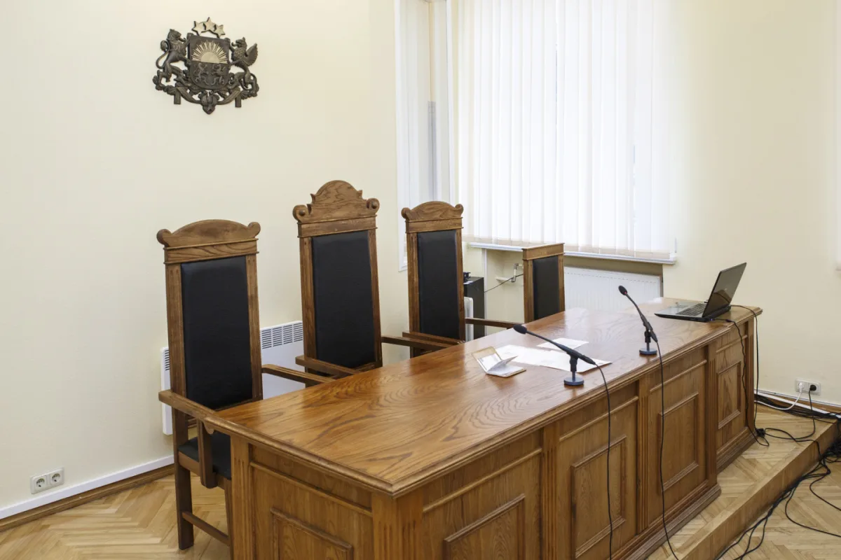 Tiesā turpinās lieta par gulbja nogalināšanu Carnikavā