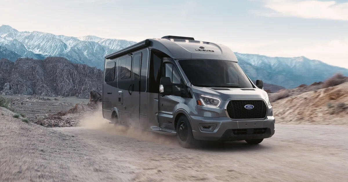 Jaunais Ford Transit kemperis ar transformējamu salonu piedāvā dzīvojamo telpu uz riteņiem