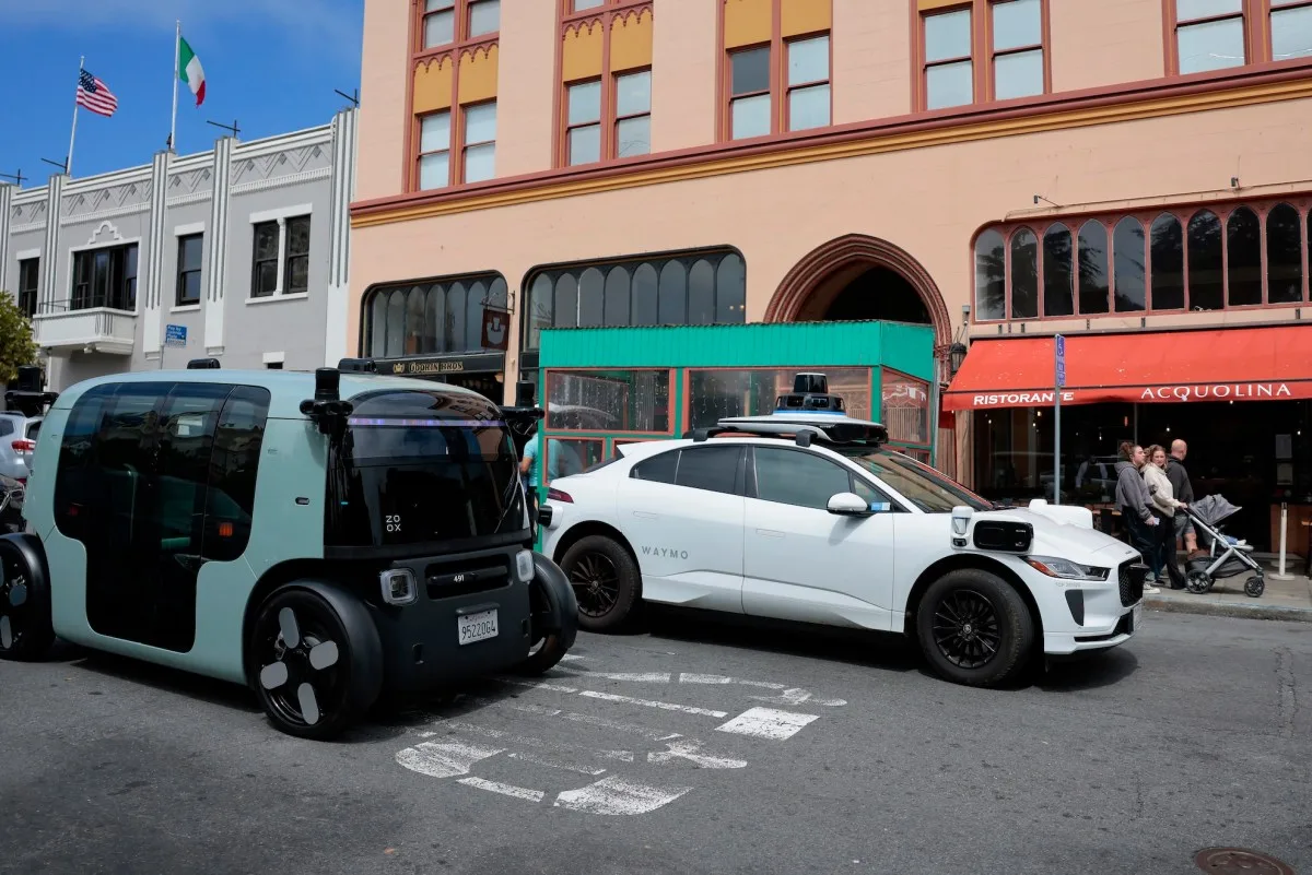Kalifornija pastiprina robotaksi kontroli, bet autonomo auto problēmas turpinās