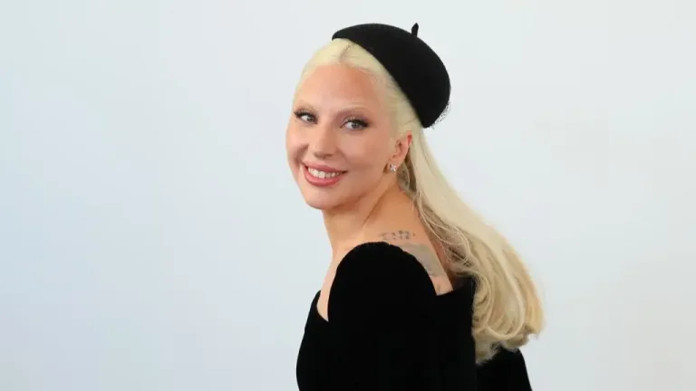 Lady Gaga un Michael Polansky pamanīti pastaigājamies ar jaundzimušo bērnu