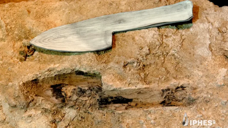 Akmens laikmeta patversmē Spānijā atrasti neandertāliešu koka rīku nospiedumi