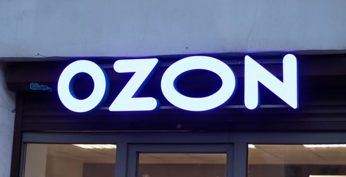 Ukrainas dronu triecienos Samaras apgabalā aizdegas “Ozon” noliktava un naftas rūpnīca
