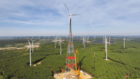 Vācijā pabeigta gandrīz 1200 pēdu augstas vēja turbīnas konstrukcija