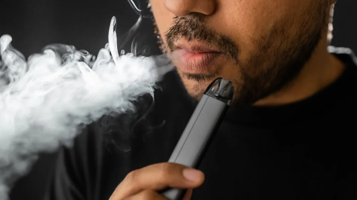 E-cigaretes var palīdzēt atmest smēķēšanu biežāk nekā plāksteri, taču ilgtermiņa riski nav skaidri