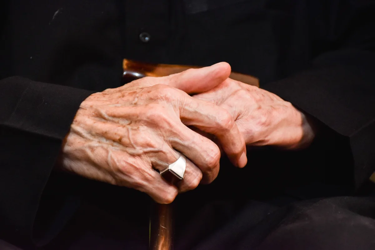 Muskuļu zudums vecumā var būt agrīns demences riska signāls