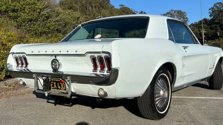 1967. gada Ford Mustang ar vairāk nekā 350 000 jūdžu nobraukumu joprojām turpina ceļu