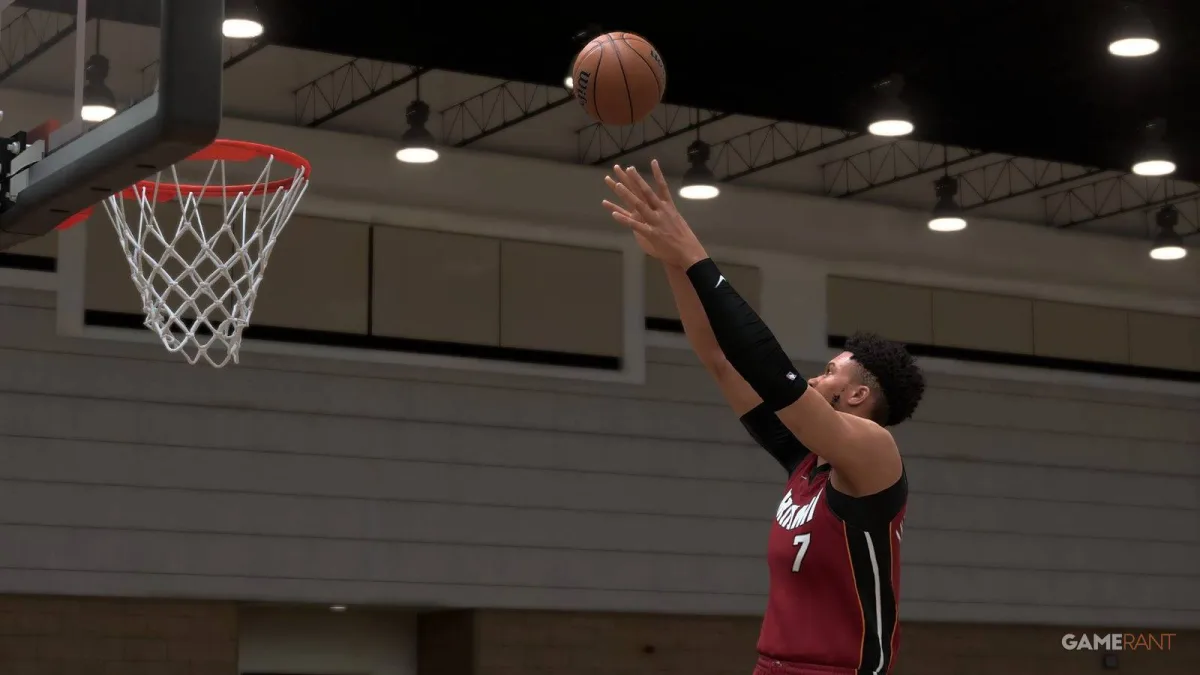 Kā NBA 2K27 izpildīt alley-oop: piespēle, noslēgums un metiens pret vairogu